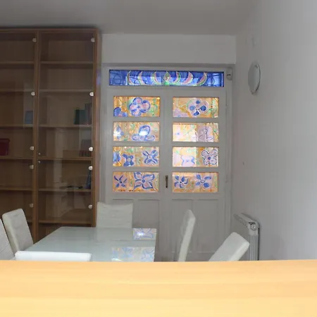 Courtyard Apartment *